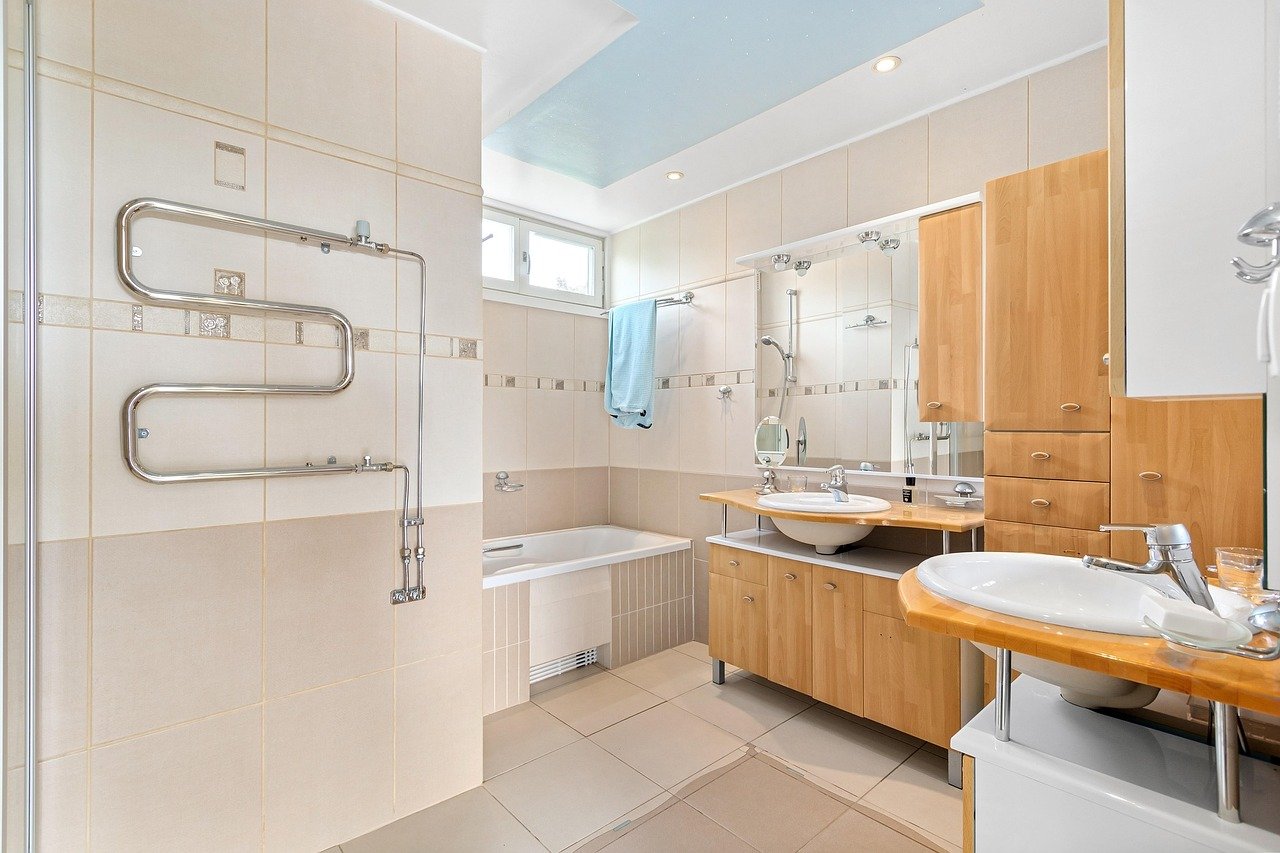 Modernes helles Badezimmer